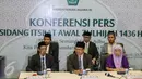 Dirjen Bimbingan Masyarakat Islam Kementerian Agama Machasin (tengah) memberikan keterangan pers hasil sidang Itsbat di Jakarta, Minggu (13/9). Kemenag menetapkan Hari Raya Idul Adha 1436 H jatuh pada 24 September 2015. (Liputan6.com/Faizal Fanani)