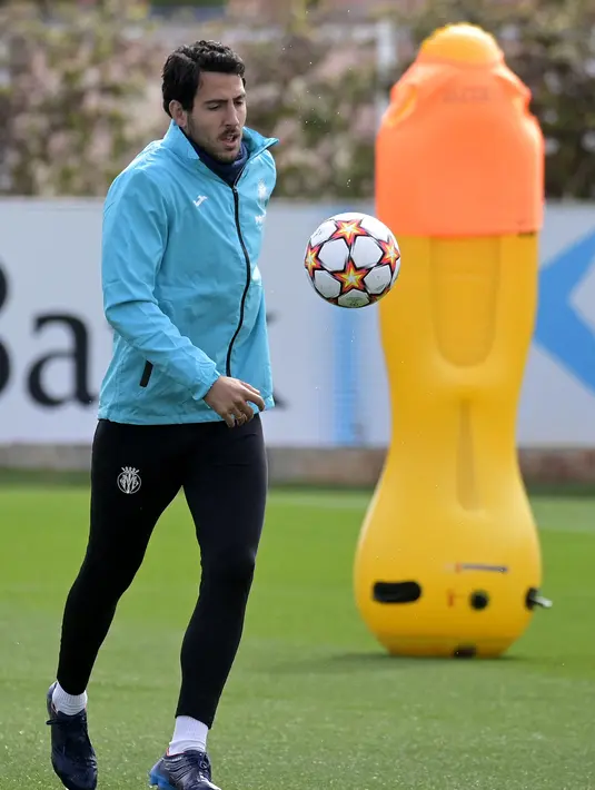 Gelandang Villarreal, Dani Parejo mengontrol bola saat mengikuti sesi latihan di Ciudad deportiva Villarreal di Vila-Real (5/4/2022). Villarreal akan bertanding melawan Bayern Munchen pada leg pertama perempat final Liga Champions di Estadio de la Ceramica, Spanyol. (AFP/Jose Jordan)