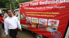 Menteri Pertanian Andi Amran Sulaiman melepas kendaraan Toko Tani Indonesia di TTI Center, Jakarta Selatan, Senin (6/2). Kementan melakukan pengiriman perdana komoditas pangan strategis ke 22 TTI yang tersebar di Jakarta. (Liputan6.com/Helmi Afandi)