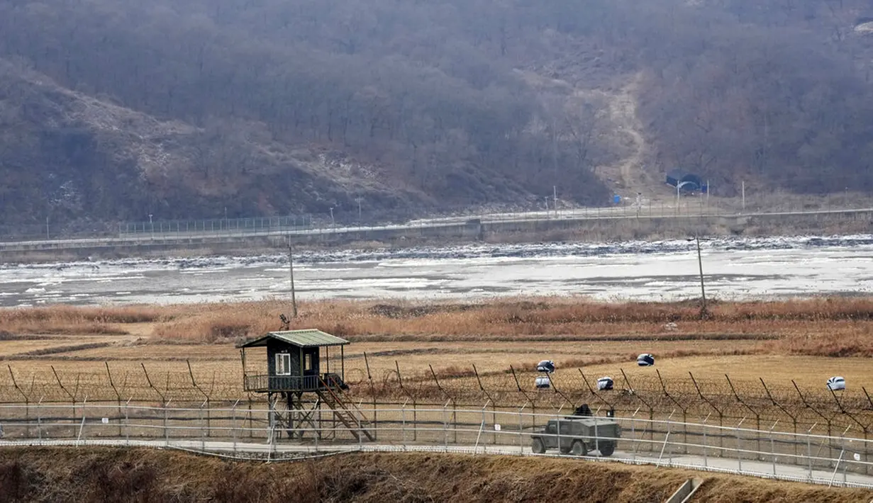 <p>Kendaraan militer Korea Selatan melewati pagar kawat berduri dekat perbatasan dengan Korea Utara di Paju, Korea Selatan, Rabu (5/1/2022). Peluncuran rudal balistik Korea Utara dinilai menjadi sinyal Pyongyang tidak tertarik untuk kembali dengan pembicaraan denuklirisasi. (AP Photo/Ahn Young-joon)</p>