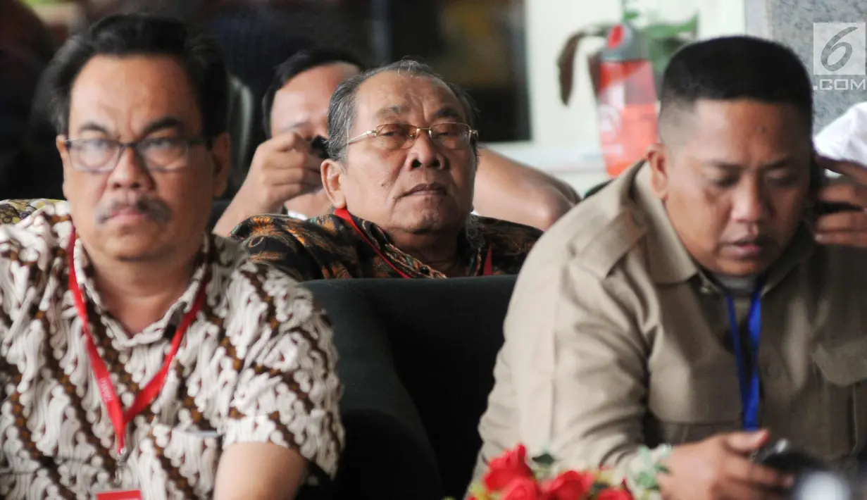 Ketua DPRD Sumatera Utara dari Partai Golkar, Wagirin Arman yang juga sebagai tersangka menunggu di lobi gedung KPK, Jakarta, Senin (9/4). Wagirin diperiksa sebagai saksi tersangka Anggota DPRD Sumut, Ferry Suando Tanuray Kaban . (Merdeka.com/Dwi Narwoko)