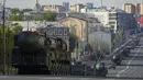 Rudal balistik RS-24 Yars Rusia meluncur menuju Lapangan Merah (Red Square) untuk menghadiri gladi bersih parade militer Hari Kemenangan di Moskow, Rusia, Minggu (7/5/2023). Parade akan berlangsung di Lapangan Merah Moskow pada 9 Mei untuk merayakan 78 tahun kemenangan dalam Perang Dunia II. (AP Photo)