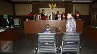 Dua terdakwa kasus dugaan korupsi pengadaan proyek e-KTP, Irman dan Sugiharto, usai menjalani sidang perdana di Pengadilan Tipikor, Jakarta, Kamis (9/3). Irman dan Sugiharto didakwa telah merugikan negara sebesar Rp2,3 triliun. (Liputan6.com/Helmi Afandi)