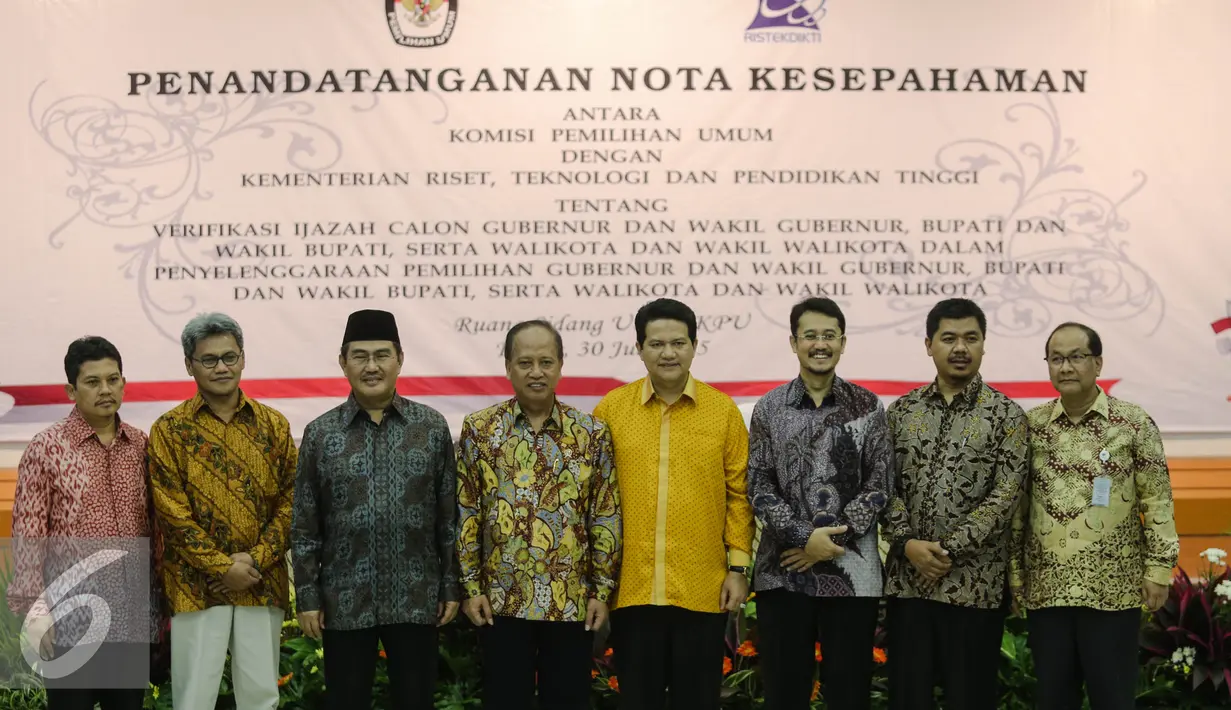 Mohammad Nasir (keempat kiri) berfoto bersama dengan Husni Kamil (keempat kanan) usai menandatangani nota kesepahaman di Kantor KPU, Jakarta, Kamis (30/7/2015). (Liputan6.com/Faizal Fanani)