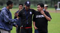 Joko Susilo saat berdiskusi dengan media officer arema Sudarmaji seusai latihan. (Bola.com/Iwan Setiawan)