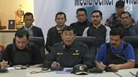 Menko Polhukam Wiranto (tengah) bersama Panglima TNI Jenderal Hadi Tjahjanto dan Kepala BIN Budi Gunawan memberikan keterangan pers pasca kerusuhan di Rutan Cabang Salemba, di Mako Brimob Kelapa Dua, Depok Kamis (10/5). (Liputan6.com/Herman Zakharia)