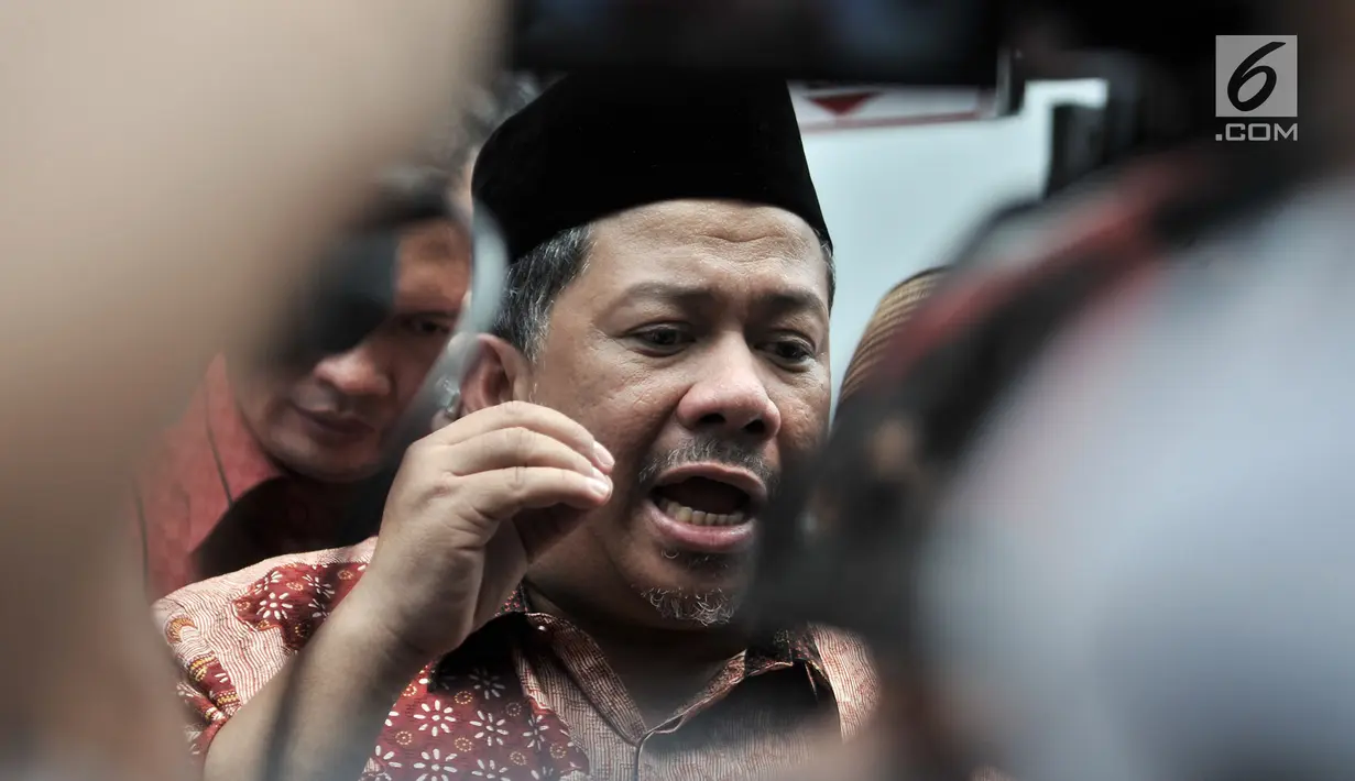 Wakil Ketua DPR Fahri Hamzah memberikan keterangan kepada awak media usai menjenguk Ahmad Dhani di Rutan Klas I Cipinang, Jakarta, Rabu (6/2). Fadli Zon dan Fahri mempertanyakan rencana pemindahan Ahmad Dhani ke Surabaya. (Merdeka.com/Iqbal S Nugroho)