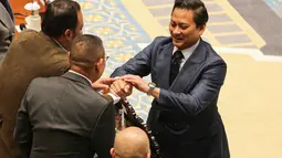 Persetujuan tersebut menjadi penutup proses uji kelayakan dan kepatutan di Komisi XI DPR, sekaligus mengisi posisi yang ditinggalkan Juda Agung sejak mengundurkan diri pada 13 Januari 2026. Tampak dalam foto, Deputi Gubernur Bank Indonesia (BI) terpilih, Thomas Djiwandono (kanan) menyalami anggota Dewan Perwakilan Rakyat (DPR) setelah Rapat Paripurna DPR RI Ke-12 Masa Persidangan III Tahun Sidang 2025–2026 di Kompleks Parlemen Republik Indonesia, Jakarta pada Selasa 27 Januari 2026. (Foto oleh AFP)