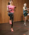 Gerakannya dapat dilakukan dalam waktu singkat tanpa harus pergi ke gym, mulai dari squat, jumping jack, hingga berjalan cepat di sela aktivitas. (Foto/Dok: Pexels)