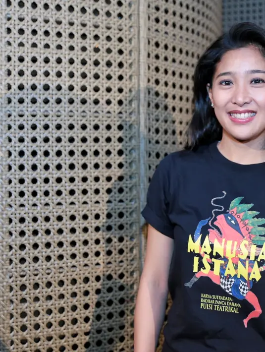 Bergabung di pertunjukan Manusia Istana, Olivia tak hanya menjadi pemain namun juga sebagai produser di pagelaran teaterikal puisi ini. Berlatih dengan maksimal, Olivia ingin bait puisi yang dibawakan nanti dapat diserap siapaun.(Adrian Putra/Bintang.com)