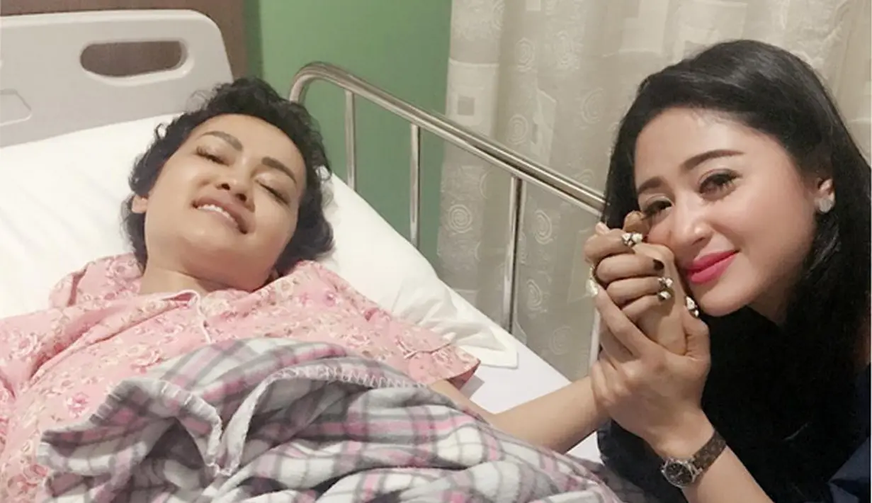 “Semoga mba @juliaperrezz amal ibadahnya semasa hidupnya...diterima oleh Allah SWT. Dan diampuni segala dosanya Amin yarobbal'alamin...,” doa Dewi Perssik untuk Julia Perez. (Instagram/dewiperssik)