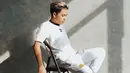 Dancer jebolan ajang pencarian bakat IMB ini memang dikenal sering tampil simpel dengan kaus. Meski terkesan sederhana, ia tampak keren. Seperti kali ini, Brandon De Angelo mengenakan kaus putih yang dipadukan dengan jogger pants senada. (Liputan6.com/IG/@brandon_lilhero)