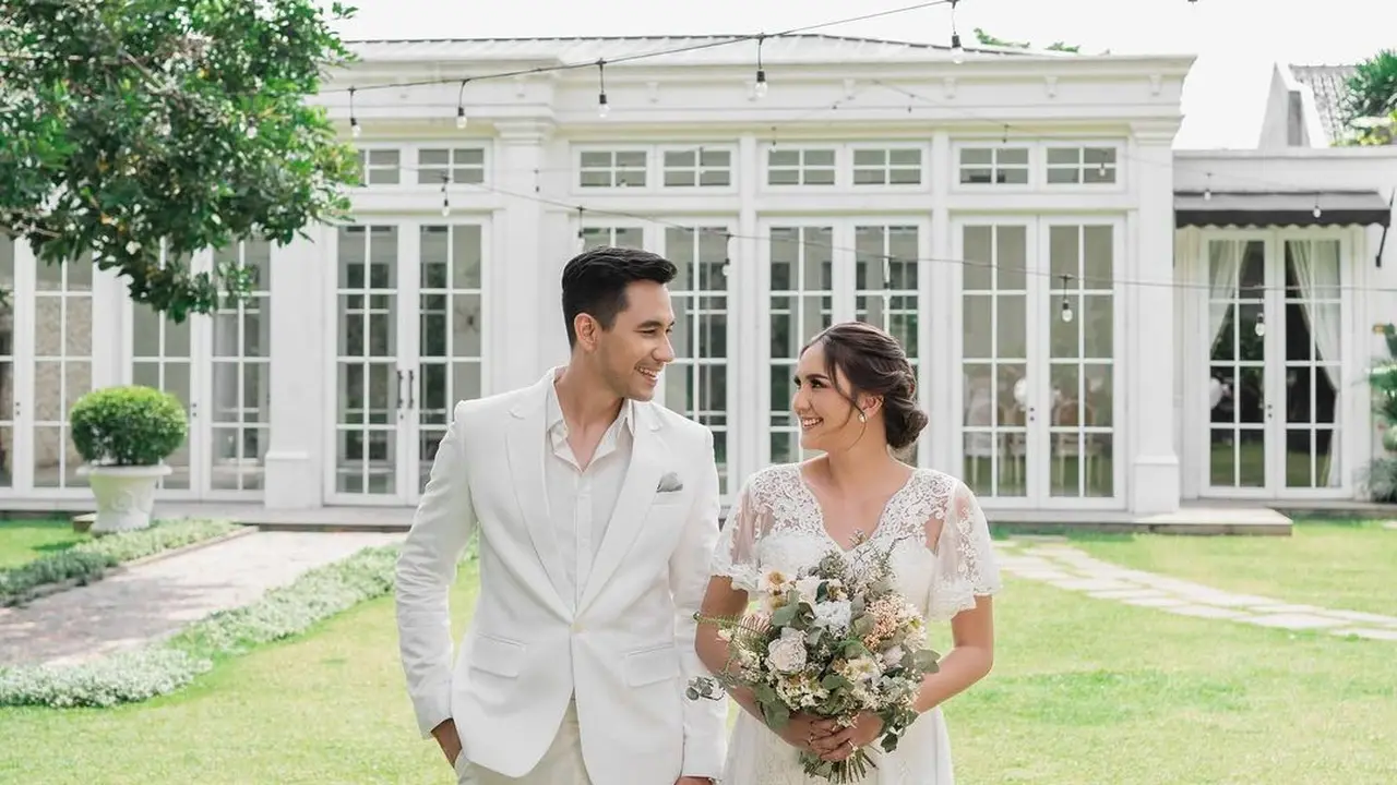 Anniversary ke-15, Ini 7 Potret Darius Sinathrya dan Donna Agnesia Pakai Baju Pernikahan