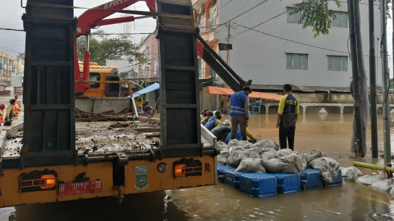 Pembuatan Tanggul Sementara hindari Banjir di Tangerang.
