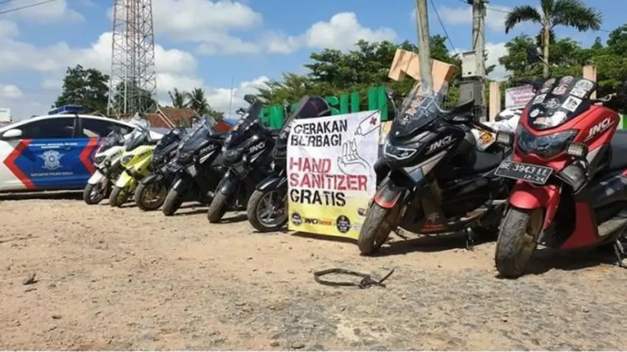 YNCI (Yamaha NMax Club Indonesia) lakukan aksi sosial dengan memberikan hand sanitizer gratis.