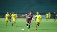 Pemain PSM, Pavel Purishkin, saat laga melawan Bhayangkara FC di Stadion Patriot Candrabhaga, Bekasi, Kamis (19/10/2017). (Bola.com/Abdi Satria)