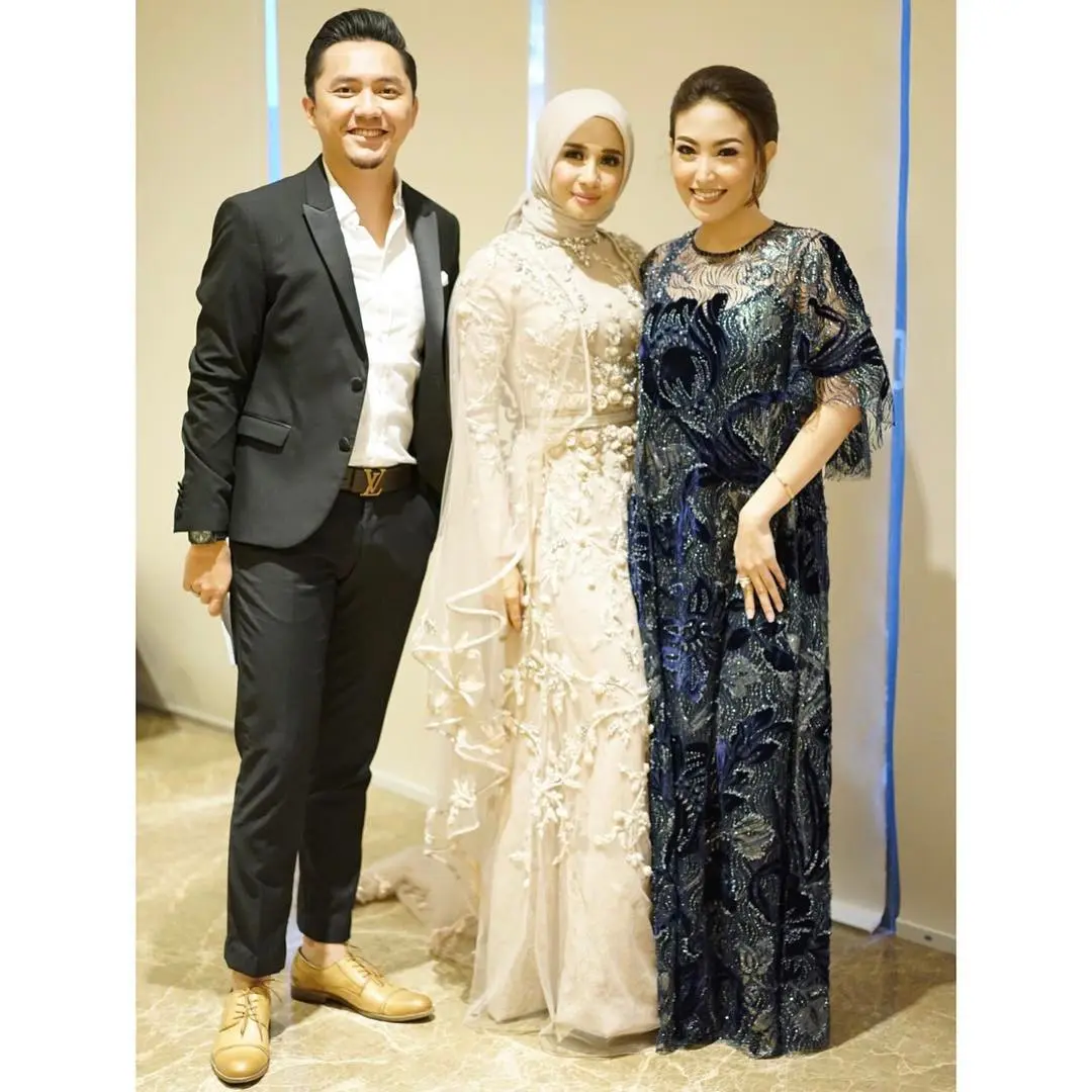 Ayu Dewi di resepsi kedua pernikahan Laudya Cynthia Bella dan Engku Emran. (Instagram/mrsayudewi)