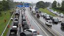 Sejumlah kendaraan berhenti di jalan tol Jagorawi menanti waktu buka tutup jalur menuju kawasan wisata puncak, Bogor, Jawa Barat, Sabtu (31/10/2020). Akhir pekan beriringan dengan libur panjang dimanfaatkan warga untuk mengunjungi lokasi-lokasi wiisata. (Liputan6.com/Helmi Fithriansyah)