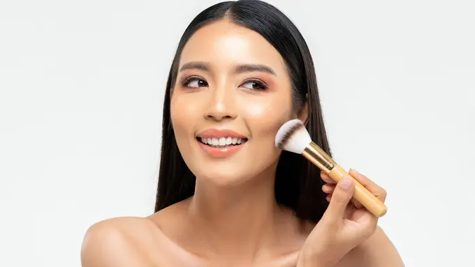 Tips mudah memakai foundation untuk pemula dengan hasil yang maksimal.