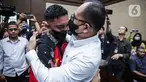 Terdakwa kasus penganiayaan kepada Cristalino David Ozora, Mario Dandy Satriyo memeluk Rafael Alun Trisambodo yang menjadi terdakwa pada kasus dugaan gratifikasi dan tindak pidana pencucian uang (TPPU) sesaat sebelum mengikuti sidang lanjutan di Pengadilan Tipikor, Jakarta, Senin (6/11/2023). (Liputan6.com/Faizal Fanani)