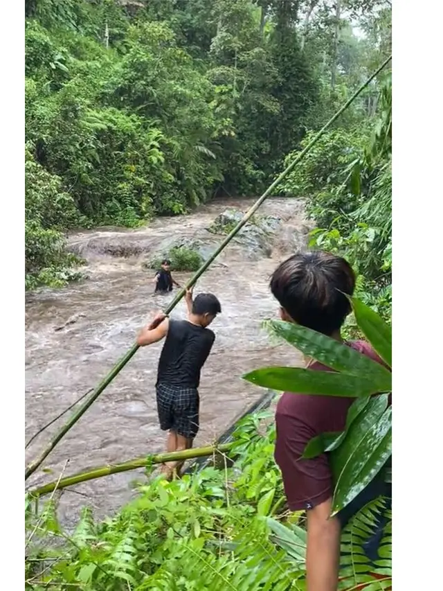 Momen Pemuda Tolong Teman yang Terjebak di Sungai Meluap, Endingnya Bikin Ngakak