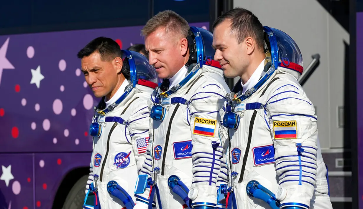 Astronaut NASA Frank Rubio (kiri) bersama kosmonaut Roscosmos Sergey Prokopyev (tengah) dan Dmitri Petelin (kanan) berjalan ke roket sebelum peluncuran roket Soyuz-2.1 di kosmodrom Baikonur, Kazakhstan, 21 September 2022. Mereka akan tinggal selama enam bulan di International Space Station (ISS). (AP Photo/Dmitri Lovetsky, Pool)