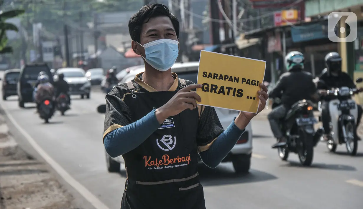 Relawan menggunakan poster untuk mengajak sarapan gratis di Lembaga Sedekah Nusantara, Sawangan, Depok, Minggu (5/9/2021). Aksi sosial ini digelar setiap hari mulai pukul 07.00-09.00 WIB yang menyajikan berbagai menu sarapan hingga 120 porsi tiap harinya. (merdeka.com/Iqbal S Nugroho)