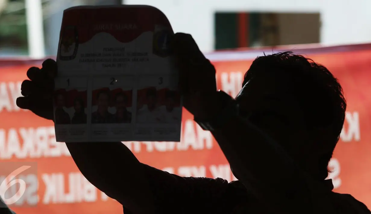 Petugas memperlihatkan surat suara yang telah dicoblos di TPS 01, Pasar Baru, Jakarta, Rabu (15/2). Pilkada serentak dilaksanakan di 101 daerah termasuk DKI Jakarta. (Liputan6.com/Immanuel Antonius)