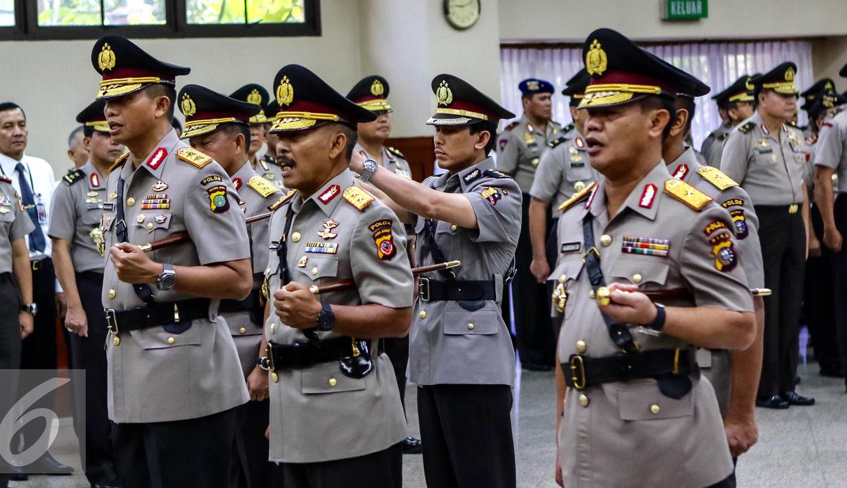 Kapolda Metro Jaya, Irjen Moechgiyarto, Kapolda Jawa Barat, Irjen Jodie Rooseto, Kapolda Riau saat disumpah jabatan pada sertijab Kapolda di Rupatama, Mabes Polri, Jakarta, (21/3). (Liputan6.com/Fery Pradolo)
