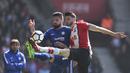 Aksi pemain Chelsea, Olivier Giroud (kiri) berebut bola dengan pemain Southampton, Wesley Hoedt pada lanjutan Premier League di St Mary's Stadium, Southampton, (14/4/2018). Chelsea menang 3-2. (AFP/Glyn Kirk)