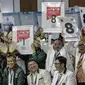 Pendukung peserta partai politik PKB, PKS, dan Hanura menunjukkan nomor parpol sambil yel-yel usai pengambilan nomor urut peserta pemilu 2019 di KPU, Jakarta, Minggu (18/2). (Liputan6.com/Faizal Fanani)