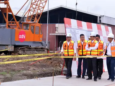 Presiden Joko Widodo (tengah) meninjau kemajuan pembangunan Kereta Bandara Soekarno Hatta, Tangerang, Banten, (14/12). Rencananya kereta ini akan menghubungkan Bandara Soetta, Tangerang dengan Stasiun Manggarai, Tebet,Jaksel. (Laly Rachev/ Setpres)