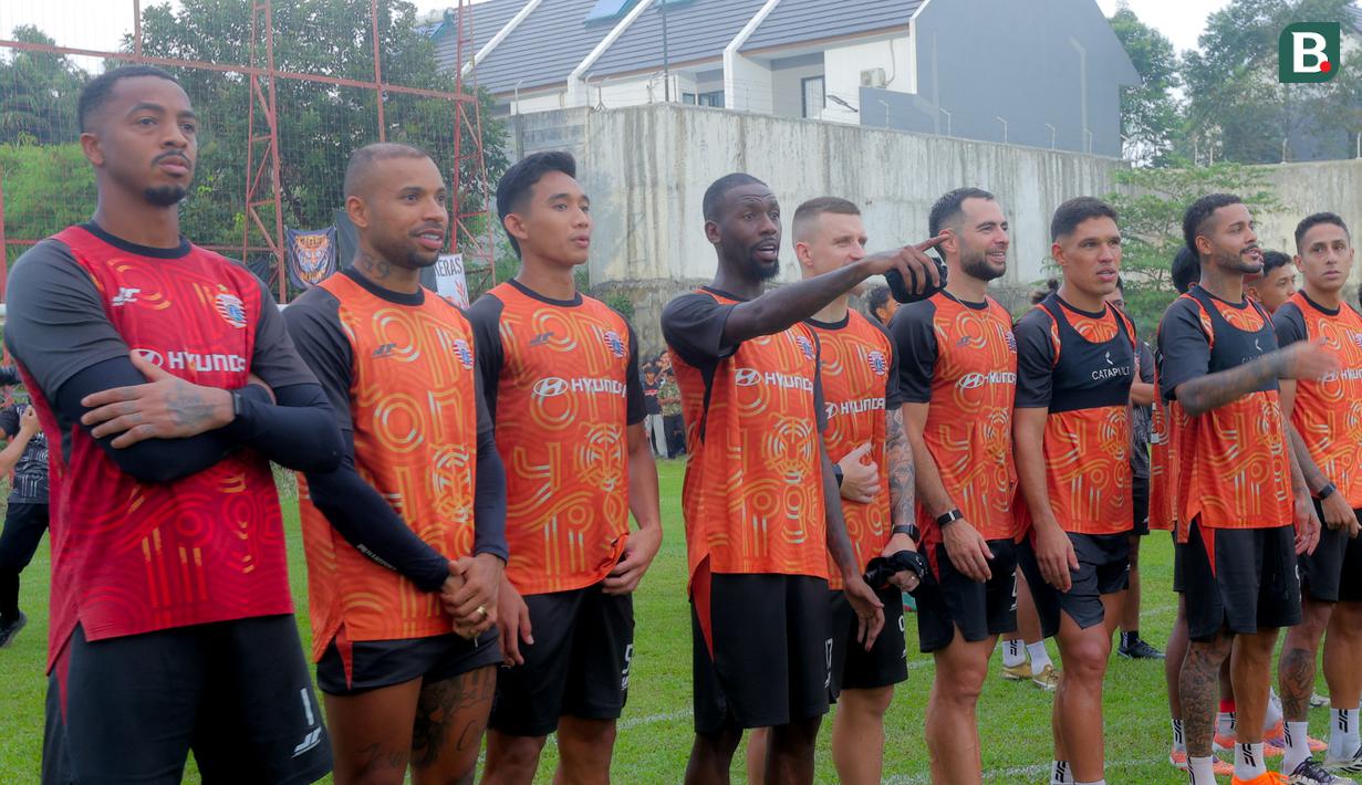 Pemain Persija, Allano Lima, tampak antusias melihat kedatangan ribuan The Jakmania yang hadir langsung ke Persija Training Ground, Bojong Sari, Depok, Jawa Barat, Jumat (9/1/2026). (Bola.com/M Iqbal Ichsan)