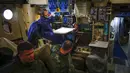 Seorang awak pesawat kargo militer Rusia Il-76 (depan) bekerja selama penerbangan ke Pulau Alexandra Land di Kepulauan Franz Josef Land, Rusia, Senin (17/5/2021). Pulau Alexandra Land merupakan pangkalan militer paling utara Rusia. (AP Photo/Alexander Zemlianichenko)