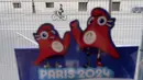 Seorang berkendara dengan sepeda di luar perimeter keamanan yang disiapkan untuk Olimpiade di Paris, Kamis (18/7/2024). (AP Photo/David Goldman)