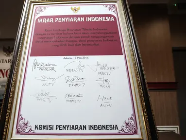 Papan ikrar penyiaran Indonesia yang ditanda tangani sejumlah media televisi saat penutupan Evalusi Dengar Pendapat (EDP) di kantor KPID, Jakarta, Selasa (17/5/2016). (Liputan6.com/Faizal Fanani)