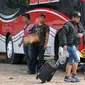 Calon penumpang menuju bus antar kota antar provinsi di Terminal Bus Bayangan Lebak Bulus, Jakarta, Sabtu (9/6). Rata-rata calon pemudik akan berangkat menuju daerah disekitar Jawa Tengah dan Jawa Timur. (Liputan6.com/Helmi Fithriansyah)