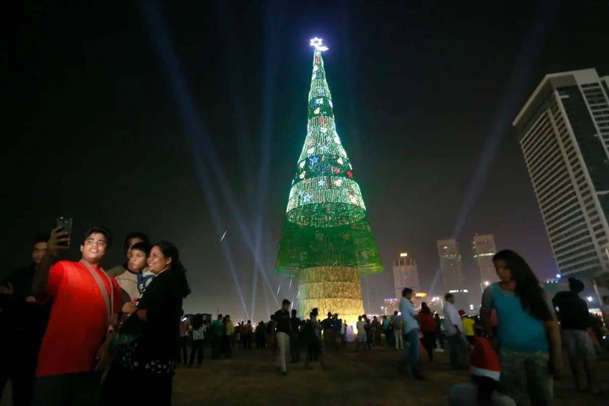 Pohon Natal tertinggi di dunia pada 2016 ada di Sri Lanka.
