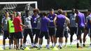 Pelatih Manchester United, Jose Mourinho, memberikan arahan kepada anak asuhnya saat latihan di Universitas California, AS, Jumat (14/7/2017). Skuad Setan Merah akan tampil di turnamen pramusim bertajuk International Champions Cup. (AFP/Robyn Beck)