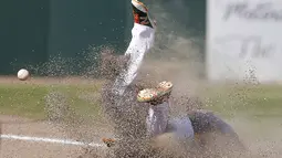 Pemain Houston Astros, Joe Sclafani (81) meluncur diatas tanah untuk menangkap bola pada pertandingan Baseball melawan Toronto Blue Jays di Stadion Osceola County, Minggu (6/3/2016) (Mandatory Credit: Reinhold Matay-USA TODAY Sports/Reuters)