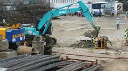 Alat berat mengeruk tanah untuk pembangunan proyek pasar modern di Bendungan Hilir, Jakarta, Selasa (8/8). Pasar modern Benhil Central akan menjadi pasar terpadu dan pusat bisnis.  (Liputan6.com/Angga Yuniar)