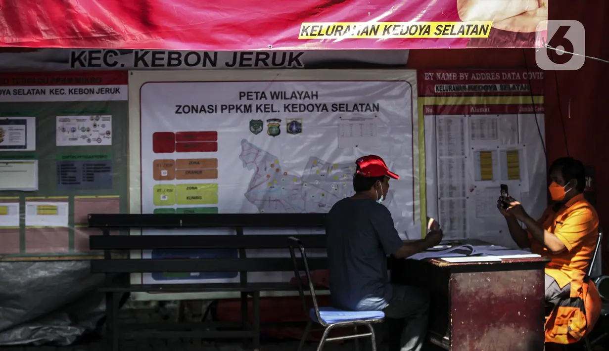 Petugas memotret warga penerima bantuan sosial (bansos) di kawasan Kedoya Selatan, Jakarta Barat, Rabu (28/7/2021). Bansos ini merupakan alokasi dana yang bersumber dari APBD DKI Jakarta dan menyasar 1.700.379 orang. (Liputan6.com/Johan Tallo)