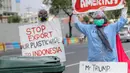 Demonstran melakukan aksi terkait penyelundupan sampah plastik di depan Kedutaan Besar Amerika Serikat, Jakarta, Jumat (19/7/2019). Aksi tersebut merupakan bentuk penolakan terhadap sampah plastik yang diduga diselundupkan oleh Amerika Serikat ke daerah Jawa Timur. (Liputan6.com/Faizal Fanani)