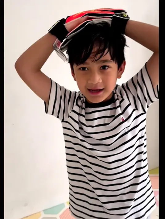 "Rafathar mau coba untuk puasanya full 30 hari. Aa kalau puasanya full 30 hari, papa mau kasih hadiah. Aa mau apa?" tanya Raffi Ahmad dilansir dari video di Instagram.  [Instagram/raffinagita1717]