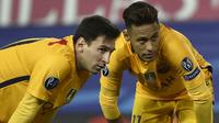 Pemain Barcelona, Lionel Messi dan Neymar, tampak kecewa kalah dari Atletico Madrid pada laga Liga Champions di Stadion Vicente Calderon, Spanyol, Kamis (14/4/2016). Atletico lolos ke semifinal berkat menang agregat 3-2. (AFP/Gerard Julien) 