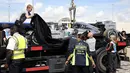 Mobil Mercedes Formula Satu pembalap Nico Rosberg (Jerman) harus diangkut keluar lintasan GP Inggris karena bermasalah pada gearbox, (6/7/2014). (REUTERS/Phil Noble)
