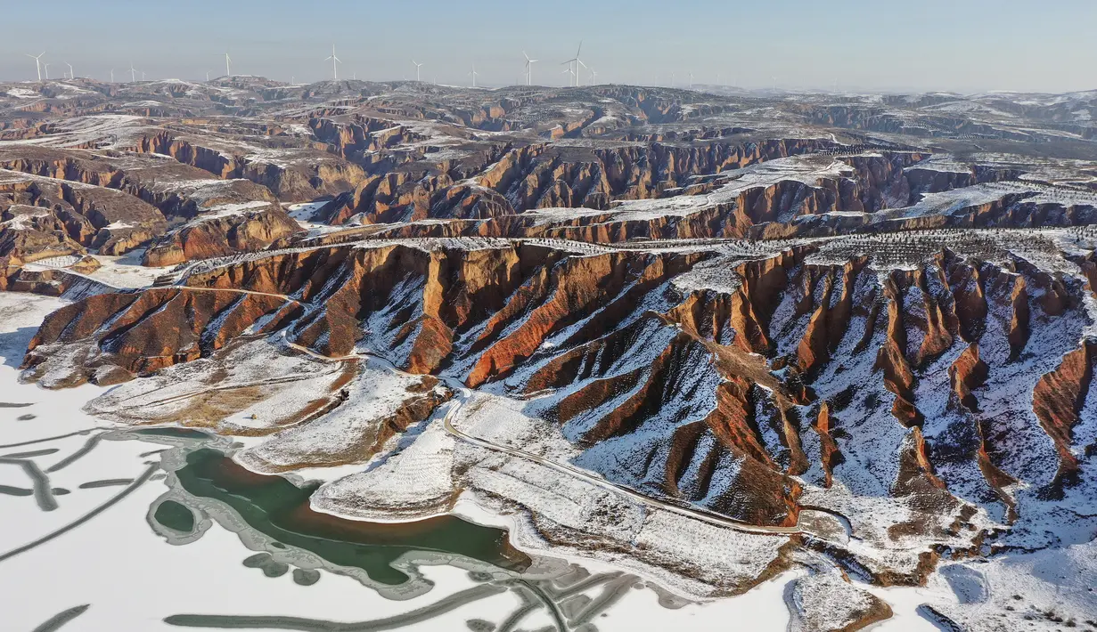 Foto dari udara yang diabadikan pada 3 Desember 2020 ini menunjukkan pemandangan Mahuangliang Loess Geopark usai turun salju di Kota Yulin, Provinsi Shaanxi, China barat laut. (Xinhua/Tao Ming)