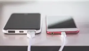 Apakah Pakai Charger Murahan Bikin HP Cepat Rusak?