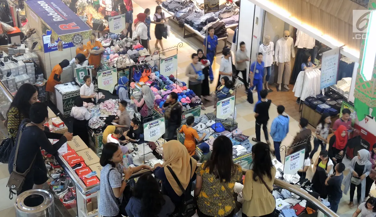 Pembeli memilih pakaian yang dijual di Mal Ciputra Semarang, Selasa (12/6). Menjelang Idul Fitri 1439 H, sejumlah pusat perbelanjaan mulai berlomba-lomba memberikan diskon agar menarik minat pengunjung untuk berbelanja. (Liputan6.com/Gholib)