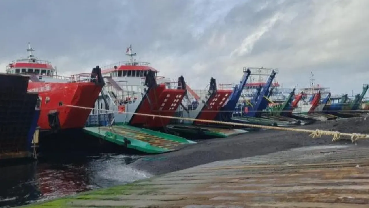 Sejumlah Kapal Eks LCT yang masih menjalani pemeriksaan di Pelabuhan LCM Ketapang Banyuwangi (Istimewa)